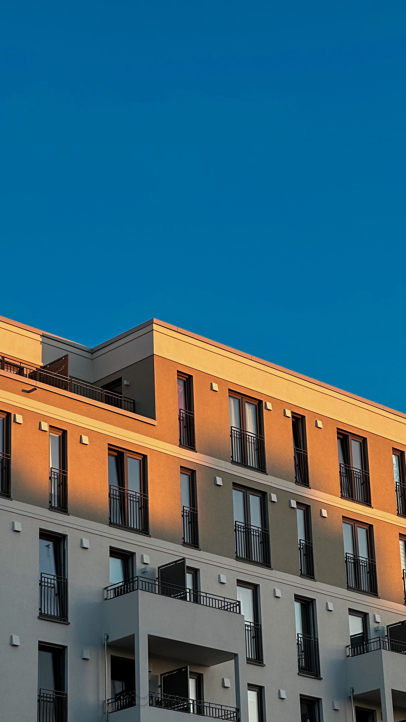 Gepflegtes modernes Wohnhaus im Sonnenlicht – Objektbetreuung und Immobilienpflege durch Terbeck Service, Gronau (Westf.)